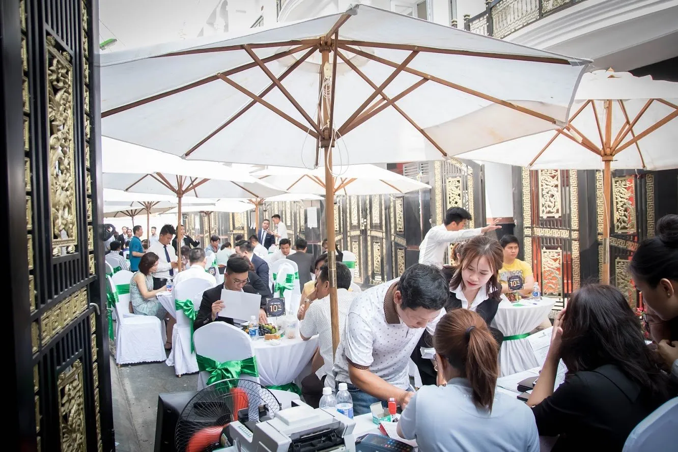 “Mưa” quà tặng trong lễ mở bán nhà phố âu châu Thiên An Thịnh Residence