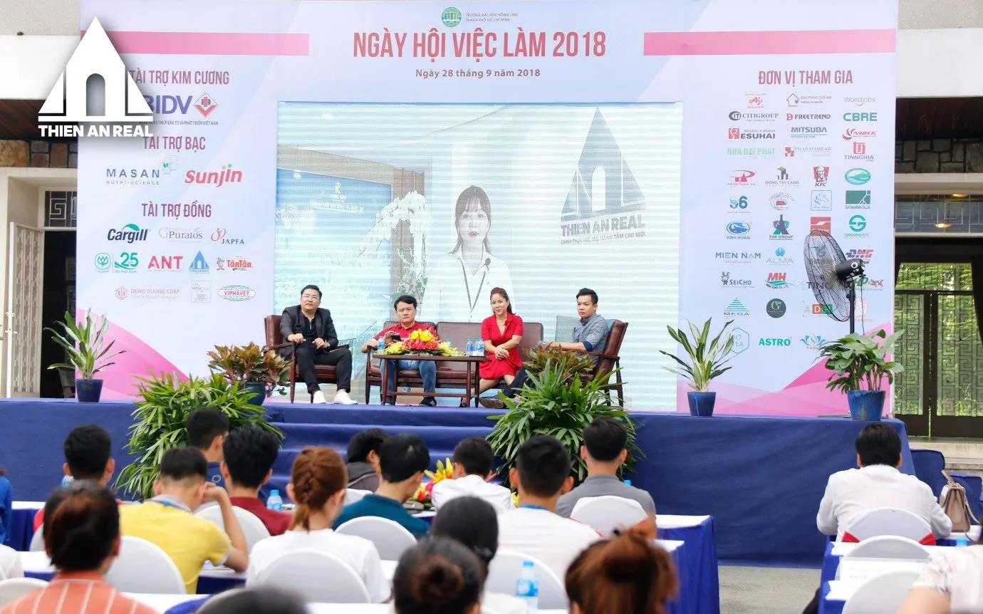 Hàng ngàn sinh viên bị thu hút bởi gian hàng của Thiên An Real