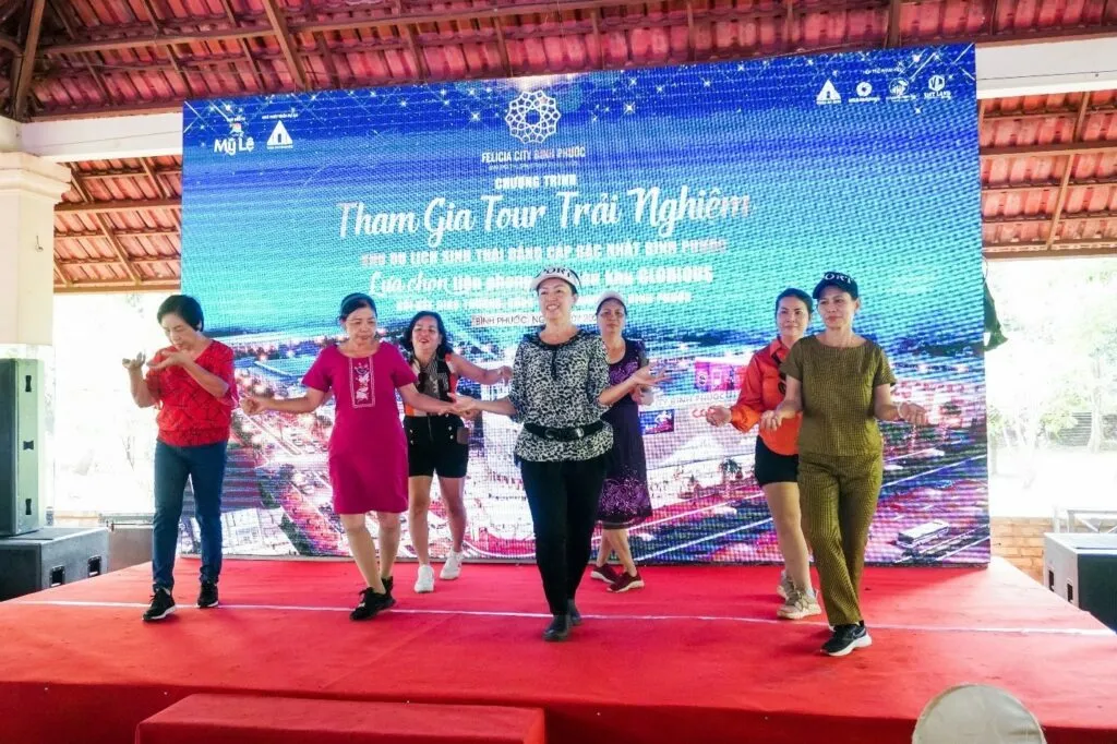 khách hàng trải nghiệm khu du lịch mỹ lệ