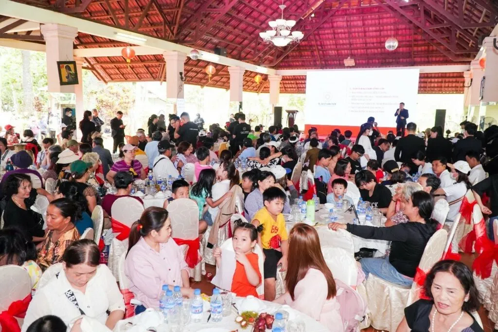khách hàng trải nghiệm khu du lịch mỹ lệ