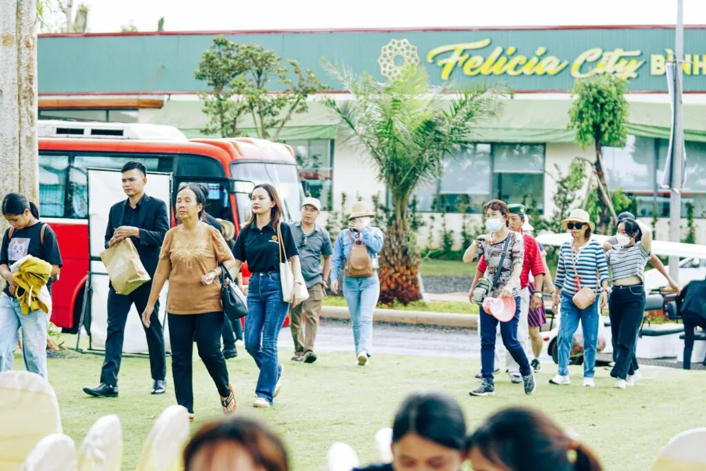 thiên an holdings dẫn khách tham quan tour du lịch mỹ lệ