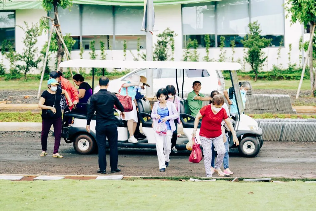 thiên an holdings dẫn khách tham quan tour du lịch mỹ lệ