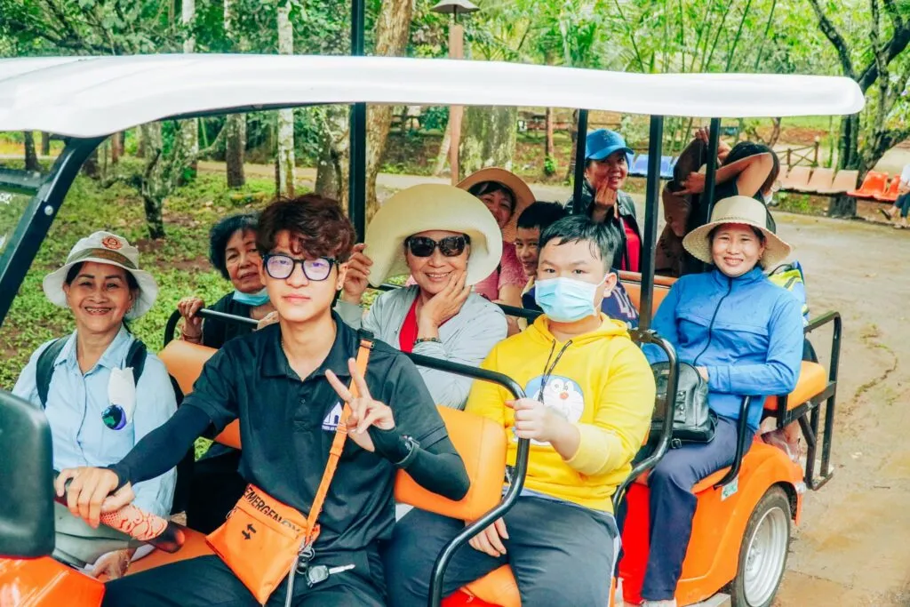 thiên an holdings dẫn khách tham quan tour du lịch mỹ lệ