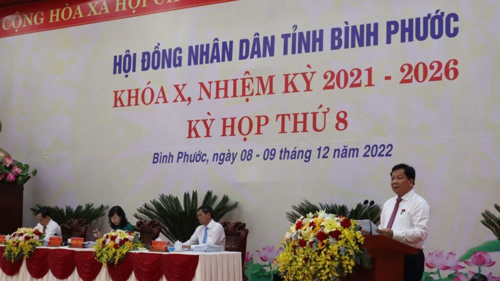 Phó chủ tịch UBND tỉnh Bình Phước Trần Văn Mi báo cáo kết quả phát triển kinh tế năm 2022 và định hướng 2023